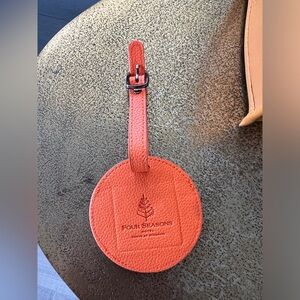 EUC Four Seasons Porte Adresse keychain